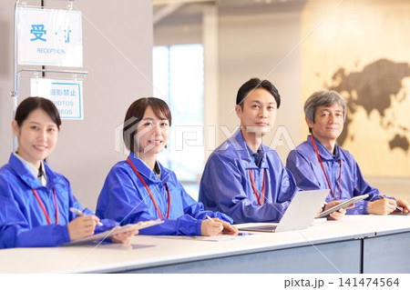 会場受付で待機するイベント運営スタッフ 141474564