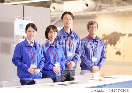 会場受付で待機するイベント運営スタッフ 141474568