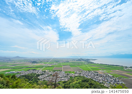 青空と雲が広がる琵琶湖の壮大なパノラマ風景 青空と雲が広がる琵琶湖の壮大なパノラマ風景 141475050