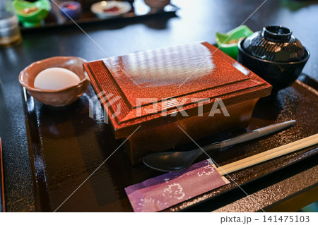 和食膳と木製のお膳が並ぶ日本の食卓風景 和食膳と木製のお膳が並ぶ日本の食卓風景 141475103