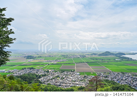 琵琶湖と広大な田園風景を望む滋賀県の絶景パノラマ 141475104