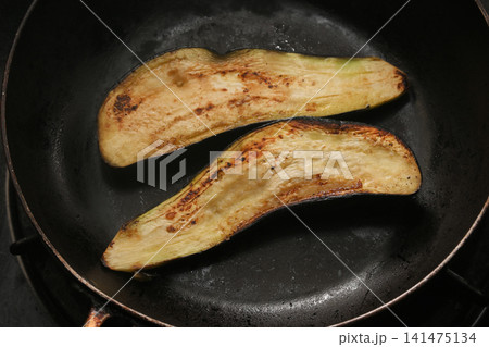 焼きナスの調理シーン 焼き茄子 焼きナスの調理シーン 焼き茄子 141475134