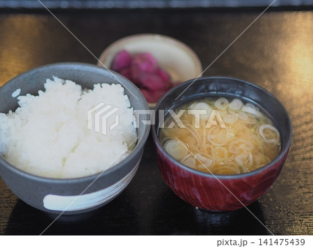 白いご飯とお味噌汁とお漬物のセット 白いご飯とお味噌汁とお漬物のセット 141475439