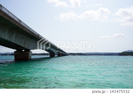 エメラルドグリーンの海に架かる沖縄の古宇利大橋 エメラルドグリーンの海に架かる沖縄の古宇利大橋 141475532