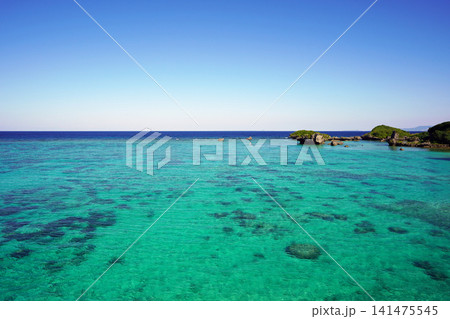 沖縄エメラルドグリーンの美しい海と青空 沖縄エメラルドグリーンの美しい海と青空 141475545