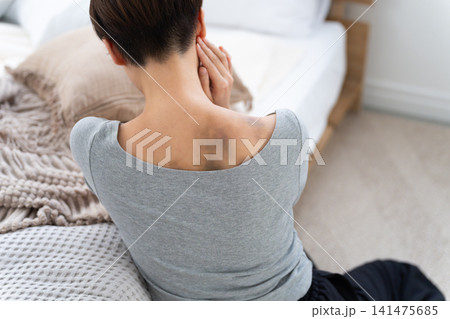 DVで背中に痣のある女性(特殊メイク) DVで背中に痣のある女性(特殊メイク) 141475685