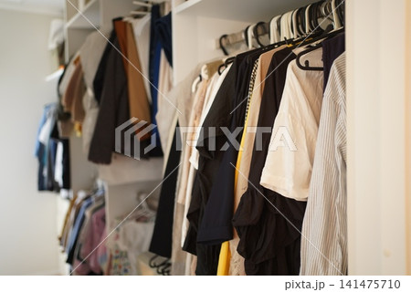 ウォークインクローゼットにハンガー収納された洋服 ウォークインクローゼットにハンガー収納された洋服 141475710