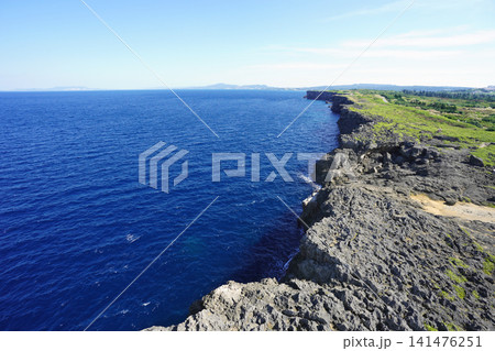 青空と紺碧の海が広がる沖縄の岬の風景 青空と紺碧の海が広がる沖縄の岬の風景 141476251