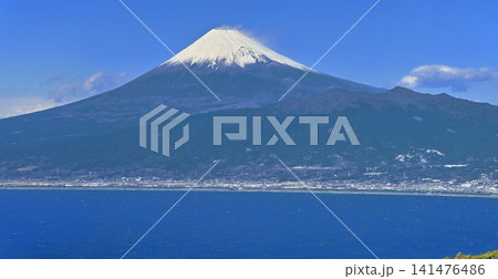 伊豆半島の伊豆山稜線歩道 だるま山高原レストハウスから望む雪の富士山 伊豆半島の伊豆山稜線歩道 だるま山高原レストハウスから望む雪の富士山 141476486