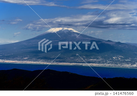 伊豆半島の伊豆山稜線歩道 達磨山山頂より望む雲に隠れる富士山 伊豆半島の伊豆山稜線歩道 達磨山山頂より望む雲に隠れる富士山 141476560
