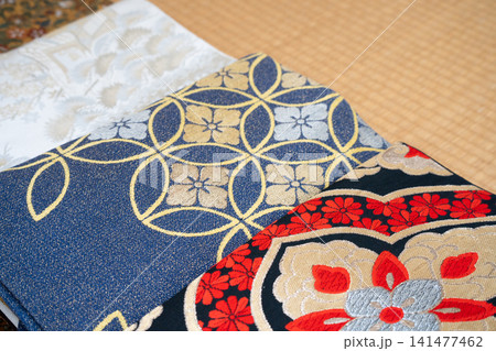 七宝柄や華やかな刺繍が施された着物の帯のアップ 七宝柄や華やかな刺繍が施された着物の帯のアップ 141477462