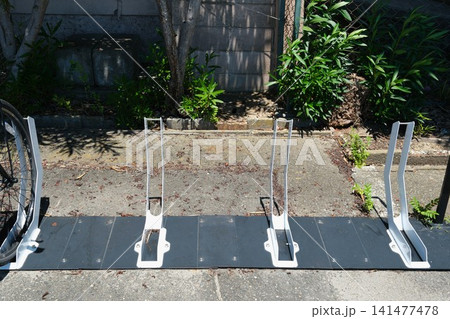 屋外の空の自転車ラックと駐輪された自転車 屋外の空の自転車ラックと駐輪された自転車 141477478