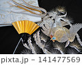 金銀の鳳凰と松の刺繍が豪華な黒留袖と帯締め・末広のセット 141477569