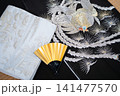 鳳凰と松の金銀刺繍が際立つ黒留袖と白地の帯・金扇子 141477570