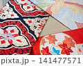 畳の上に美しく並べられた多色の着物帯と刺繍生地 141477571