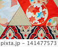 畳の上に配置された紅葉模様の着物と豪華な帯 141477573