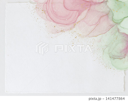 右上に薔薇色と薄緑色の水彩と金粉が広がる白和紙背景 141477864