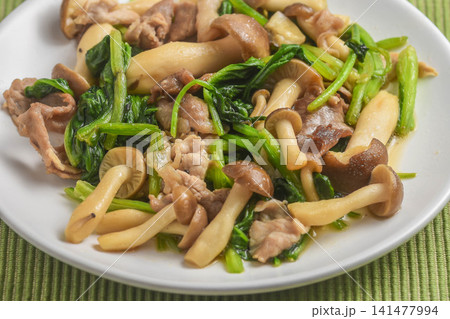 豚肉とホウレン草とキノコの炒め物 豚肉とホウレン草とキノコの炒め物 141477994