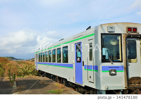 北海道　函館本線　山崎駅を出発する 141478180
