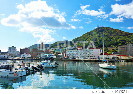 北海道　秋の青空　函館からの風景 141478213