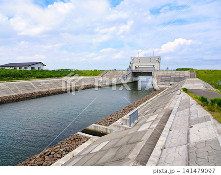 名取川河口へ続く閖上水門・宮城県名取市 名取川河口へ続く閖上水門・宮城県名取市 141479097