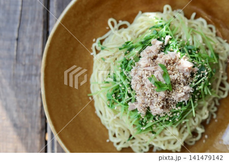 豆苗とツナのタレをかける前の冷やしラーメン 豆苗とツナのタレをかける前の冷やしラーメン 141479142