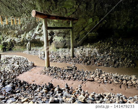 宮崎県高千穂町の天安河原に広がる積石と鳥居の風景 宮崎県高千穂町の天安河原に広がる積石と鳥居の風景 141479233