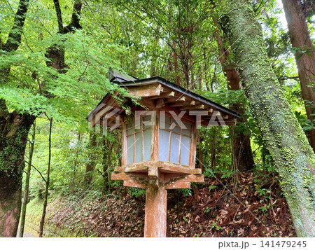 宮崎県高千穂町の天安河原に広がる積石と鳥居の風景 宮崎県高千穂町の天安河原に広がる積石と鳥居の風景 141479245