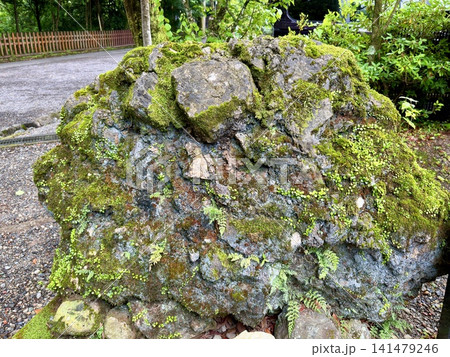 宮崎県高千穂町の天安河原に広がる積石と鳥居の風景 宮崎県高千穂町の天安河原に広がる積石と鳥居の風景 141479246