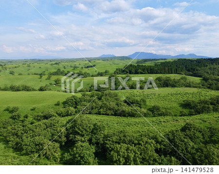 熊本県の阿蘇くじゅう国立公園の外輪山から望む広大な阿蘇カルデラと田園風景 熊本県の阿蘇くじゅう国立公園の外輪山から望む広大な阿蘇カルデラと田園風景 141479528