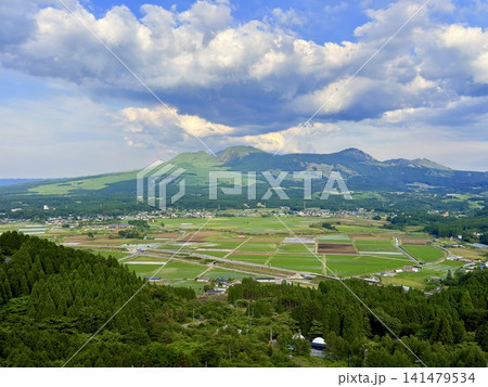 熊本県の阿蘇くじゅう国立公園の外輪山から望む広大な阿蘇カルデラと田園風景 熊本県の阿蘇くじゅう国立公園の外輪山から望む広大な阿蘇カルデラと田園風景 141479534
