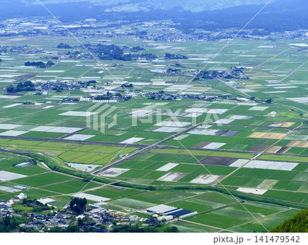 熊本県の阿蘇くじゅう国立公園の外輪山から望む広大な阿蘇カルデラと田園風景 熊本県の阿蘇くじゅう国立公園の外輪山から望む広大な阿蘇カルデラと田園風景 141479542