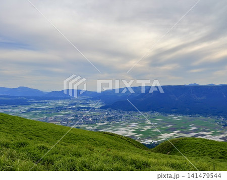 熊本県の阿蘇くじゅう国立公園の外輪山から望む広大な阿蘇カルデラと田園風景 熊本県の阿蘇くじゅう国立公園の外輪山から望む広大な阿蘇カルデラと田園風景 141479544