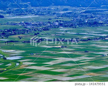 熊本県の阿蘇くじゅう国立公園の外輪山から望む広大な阿蘇カルデラと田園風景 熊本県の阿蘇くじゅう国立公園の外輪山から望む広大な阿蘇カルデラと田園風景 141479551