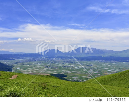 熊本県の阿蘇くじゅう国立公園の外輪山から望む広大な阿蘇カルデラと田園風景 141479555