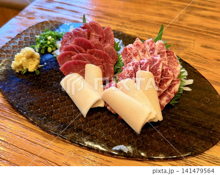 熊本県の名物料理である新鮮な馬刺しの盛り合わせとサラダの風景 熊本県の名物料理である新鮮な馬刺しの盛り合わせとサラダの風景 141479564