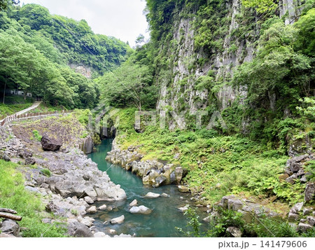宮崎県高千穂町の高千穂峡で見られる真名井の滝と見事な柱状節理の渓谷風景 141479606