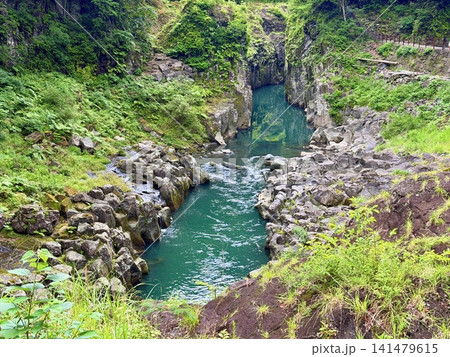 宮崎県高千穂町の高千穂峡で見られる真名井の滝と見事な柱状節理の渓谷風景 141479615