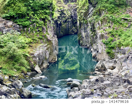 宮崎県高千穂町の高千穂峡で見られる真名井の滝と見事な柱状節理の渓谷風景 宮崎県高千穂町の高千穂峡で見られる真名井の滝と見事な柱状節理の渓谷風景 141479616