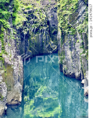 宮崎県高千穂町の高千穂峡で見られる真名井の滝と見事な柱状節理の渓谷風景 141479617