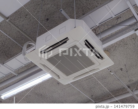 稼働中の業務用エアコン 稼働中の業務用エアコン 141479759