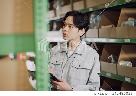 在庫管理をする作業服の男性 在庫管理をする作業服の男性 141480013