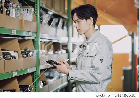 在庫管理をする作業服の男性 在庫管理をする作業服の男性 141480019