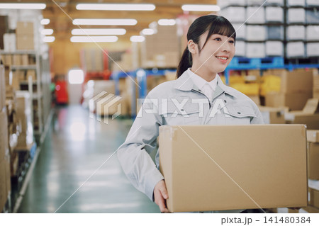 倉庫で働く若い女性 141480384