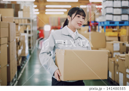 倉庫で働く若い女性 141480385