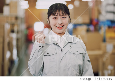 倉庫で働く若い女性 倉庫で働く若い女性 141480535