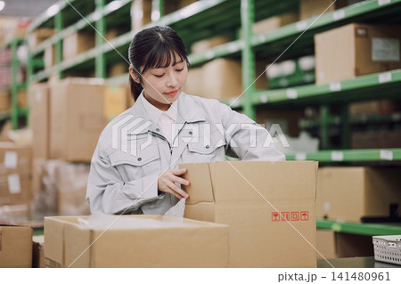 倉庫で働く若い女性 倉庫で働く若い女性 141480961