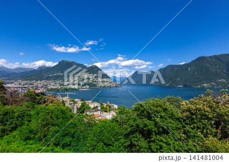 スイス・ルガーノの高台から望む湖と山並みの全景 スイス・ルガーノの高台から望む湖と山並みの全景 141481004