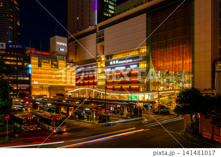 横浜駅西口・帰宅ラッシュの都市風景 横浜駅西口・帰宅ラッシュの都市風景 141481017