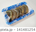 トレイに入ったバナメイエビ　斜め 141481254